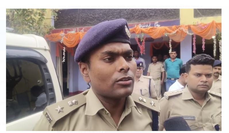 bhagalpur mai baalu khanan rokne gayi police per hamla 
