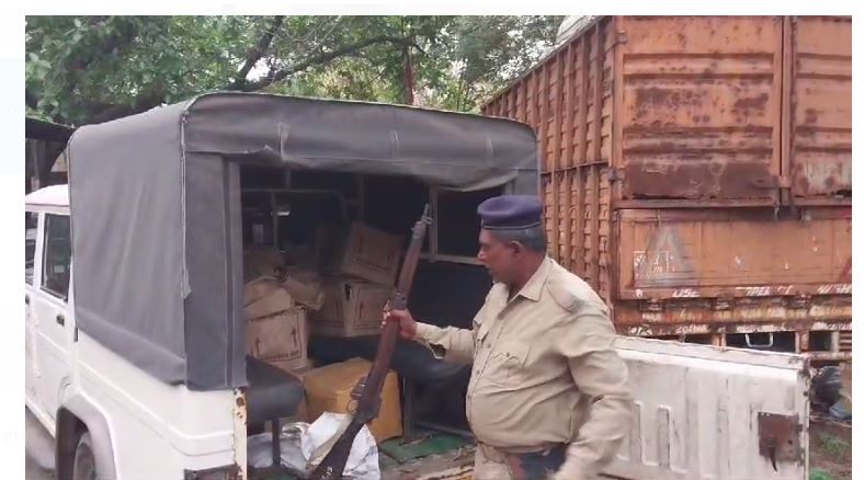 dhanbad mai awaidh sharav ke khilaf karrawai 