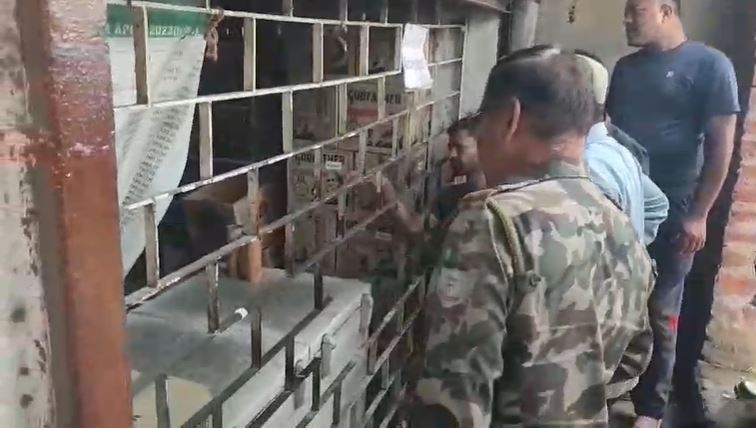 Theft in a government liquor shop in Kandra last night, thieves broke the lock of the shutter of the shop and stole liquor and cash of different brand