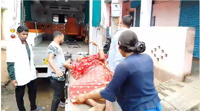 Half a dozen people attacked a woman and her daughter who went to fill drinking water, mother and daughter injured