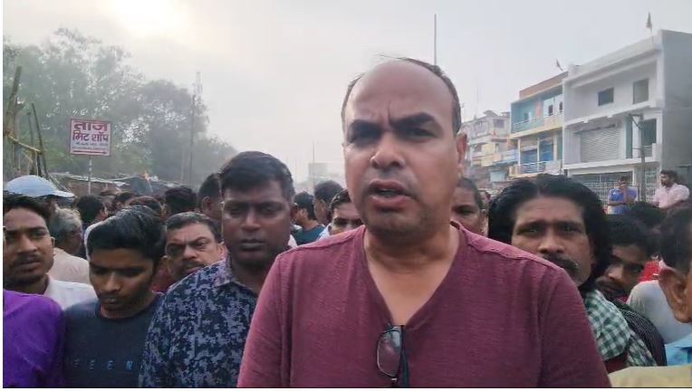 Fire breaks out in footpath shops near Bagodar bus stand