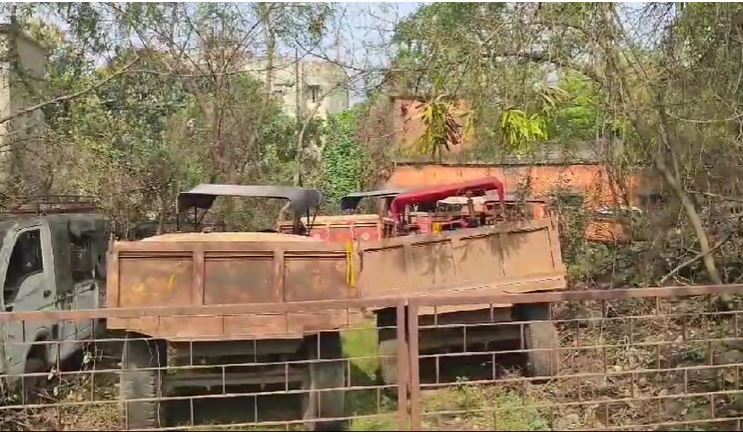 Police seized 5 tractors loaded with illegal sand, driver absconding