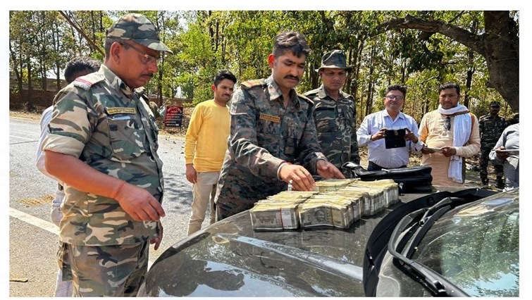 latehar mai wahan janch ke dauraan 22 lakh rupye baramad 