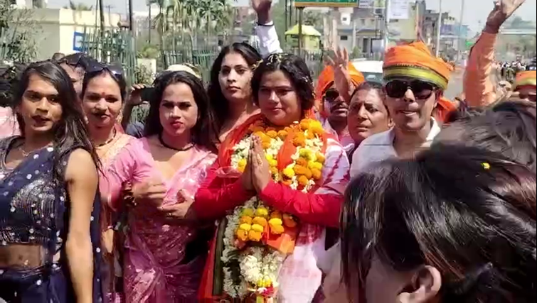 Transgender in the electoral fray: Third gender Sunaina Singh nominated from Dhanbad seat, supporters present in large numbers.