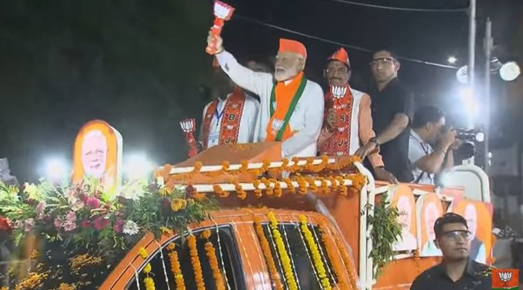 PM Modi's Jharkhand tour: Crowd gathered at PM's road show in Ranchi, workers showered flowers