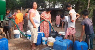 Severe shortage of water: Trouble due to water shortage in Seraikela, people have to travel long distances to get water.
