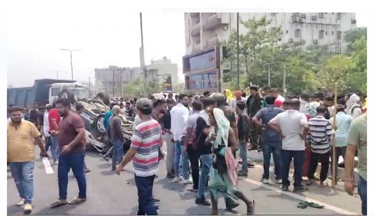 dhanbad mai dardanaak sadak hadsa 