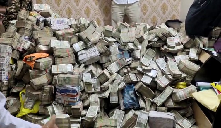 ED raid in Ranchi, Rs 20 crore cash recovered: Know who is Sanjeev Lal, in whose servant's house Kuber's treasure was found?