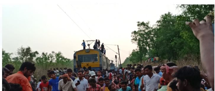 saraikela mai train ki chapet mai aane se haathi ki maut 
