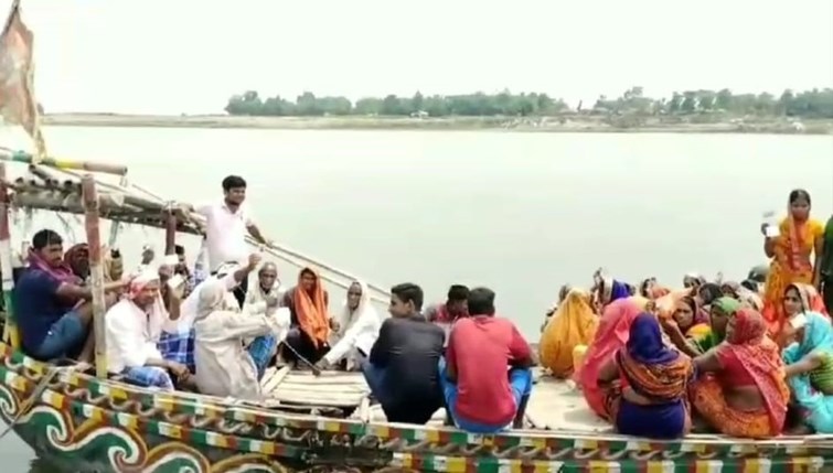 Re-polling taking place at two booths: Re-polling at two booths in Khagaria, voters crossing the river by boat, enthusiasm among half the population t