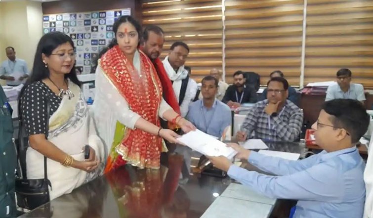Subodh Kant Sahay is taking command for his daughter: Yashaswini Sahay is the Congress candidate from Ranchi, she is trying her best