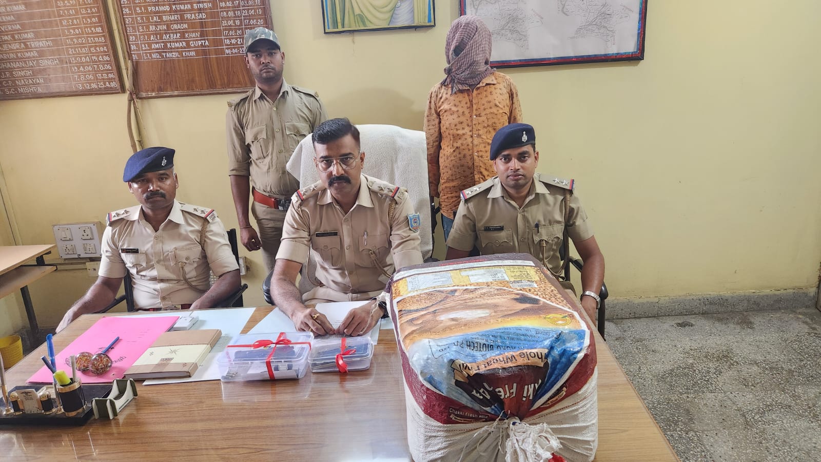 Explosives recovered from the house: Police got a big success in Seraikela, a person was caught with explosives and loaded pistol.