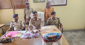  Explosives recovered from the house: Police got a big success in Seraikela, a person was caught with explosives and loaded pistol.