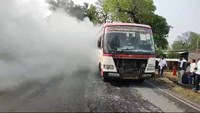 Big Breaking News: Fire broke out in a bus carrying polling personnel in Garhwa