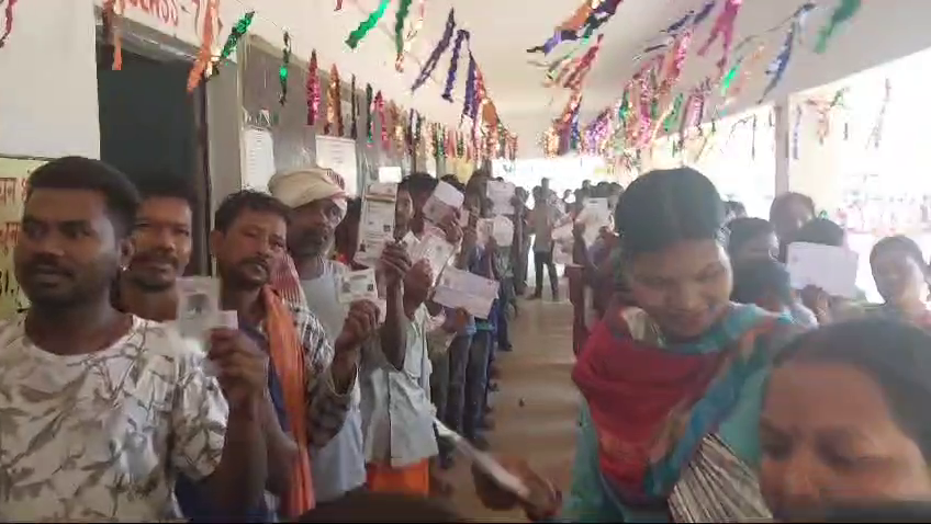 Enthusiasm of voters in Maoist stronghold: Voters of Budha Pahad are voting after 35 years, fear of Maoists is over