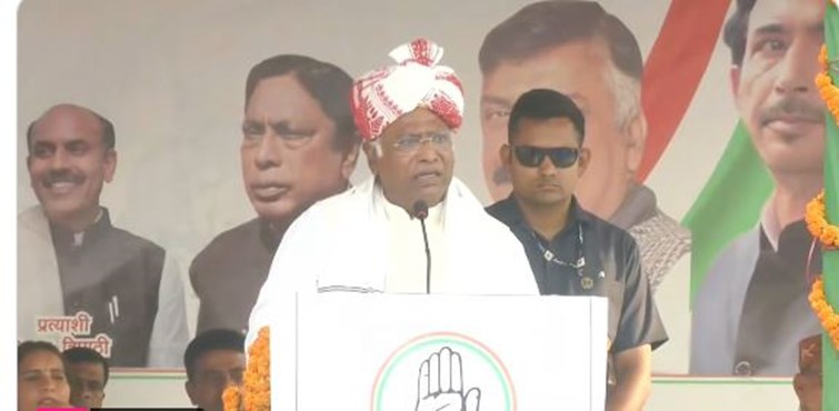 latehar mai bhajpa per jamkar barse congress adhyaksha 