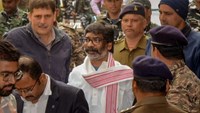 Double blow to Hemant Soren: PMLA court did not grant bail, Supreme Court refused to immediately hear his release due to elections.