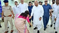Congress President's visit to Jharkhand: Kalpana Soren met Mallikarjun Kharge, took blessings by touching his feet