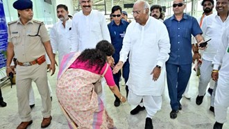Congress President's visit to Jharkhand: Kalpana Soren met Mallikarjun Kharge, took blessings by touching his feet