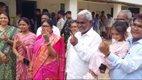Voting on 4 seats of Jharkhand: CM Champai Soren voted with his family, appealed to everyone to vote.