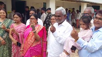 Voting on 4 seats of Jharkhand: CM Champai Soren voted with his family, appealed to everyone to vote.