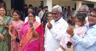 Voting on 4 seats of Jharkhand: CM Champai Soren voted with his family, appealed to everyone to vote.