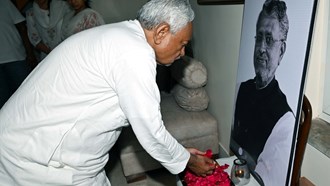 CM Nitish paid tribute to late BJP leader Sushil Modi, consoled the family after reaching home
