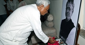 CM Nitish paid tribute to late BJP leader Sushil Modi, consoled the family after reaching home