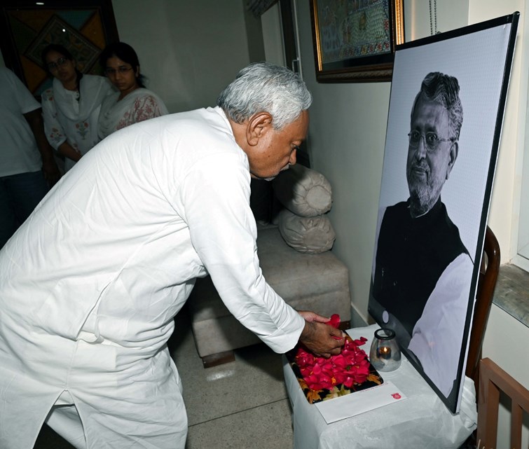 CM Nitish paid tribute to late BJP leader Sushil Modi, consoled the family after reaching home