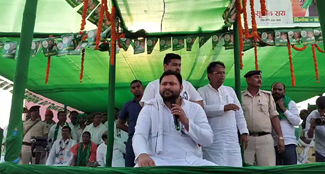  Tejashwi's emotional speech for Rohini Acharya in Chhapra, one taunt on PM Modi in Bhojpuri