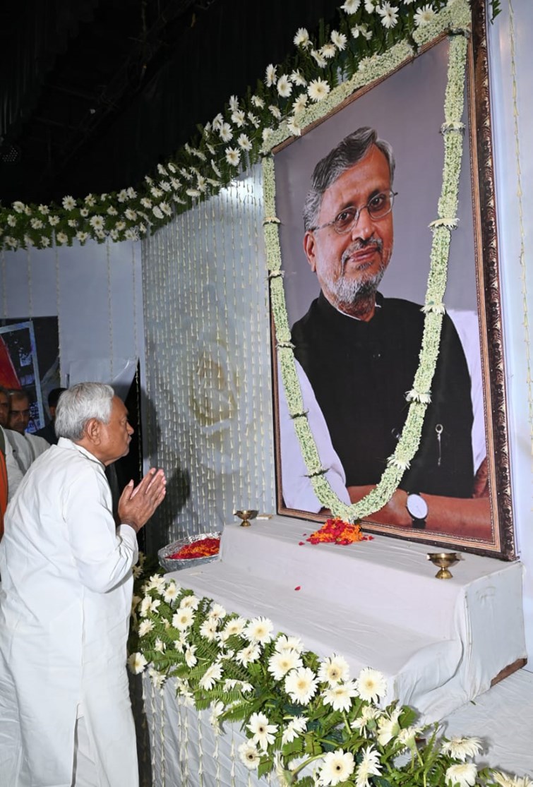 Tribute meeting in memory of Sushil Modi: Veteran leaders including Governor, Chief Minister paid tribute, family members were also present.