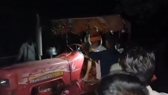 Fearless stone mafia in Garhwa, rescued the tractor seized from forest workers and took it away.