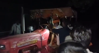 Fearless stone mafia in Garhwa, rescued the tractor seized from forest workers and took it away.