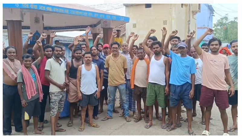 dhanbad mai 2 buthon per logon ne kiya vote bahishkaar 