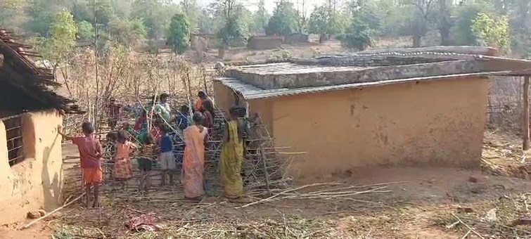Naxalites attack on house in Chatra, father and son shot dead after police informant