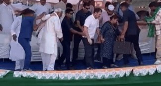 The stage of Rahul Gandhi's meeting in Paliganj, Patna caved in, Misa Bharti held it by hand