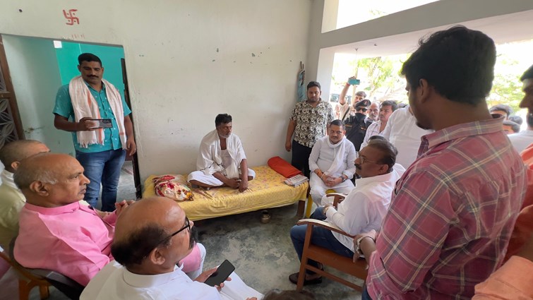 Minister Ashok Choudhary went to Majhauli village of Vaishali and met the family members of late BN College student Harsh Raj, JDU leader Chhotu Singh