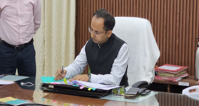 45th DM of Nawada Ravi Prakash took charge