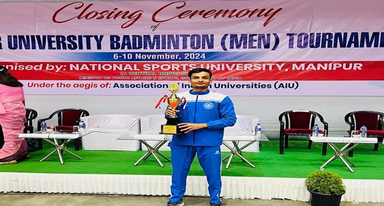  Raj Aryan of Nawada hoisted the flag of victory in the University Badminton Tournament