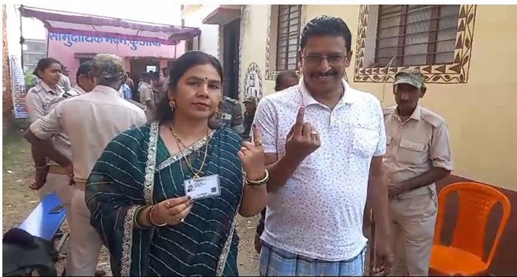  Aurangabad MP voted with his wife in Gaya