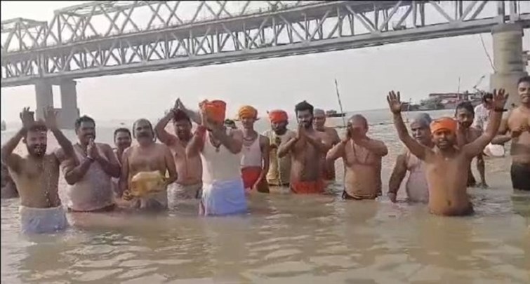  BJP MP Gopalji Thakur took bath in Ganga