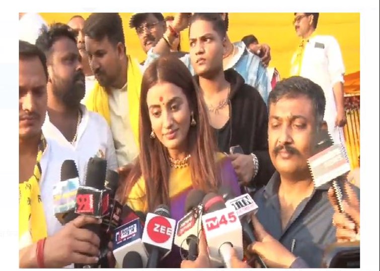 bhojpuri star akshra singh ne kiya road show