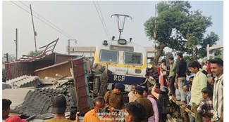 deoghar mai pasenger train truck se takrayi