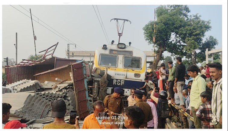 deoghar mai pasenger train truck se takrayi