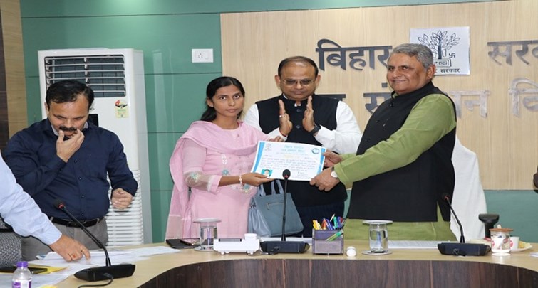  Water Resources Minister Vijay Kumar Chaudhary gave appointment letters to 37 personnel appointed on compassionate grounds in the Water Resources Dep