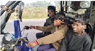  E-rickshaw in the hands of a minor in Nawada