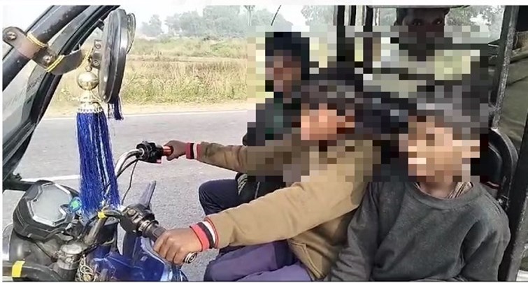  E-rickshaw in the hands of a minor in Nawada