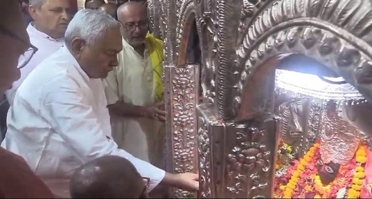  CM Nitish offered prayers at Shitala Mata Badi Patandevi and Chhoti Patandevi temples.