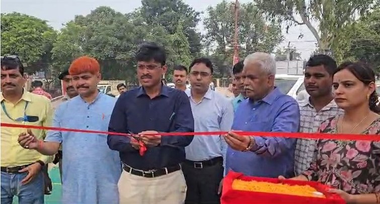 DM inaugurated Khadi Fair cum Entrepreneur Market by cutting the ribbon