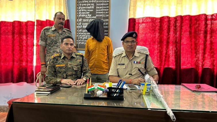 One Naxalite arrested from Latehar, weapon and live cartridges recovered, police was searching for more than half a dozen Naxalite cases